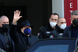 Silvio Berlusconi dimesso: “Ora sta bene”