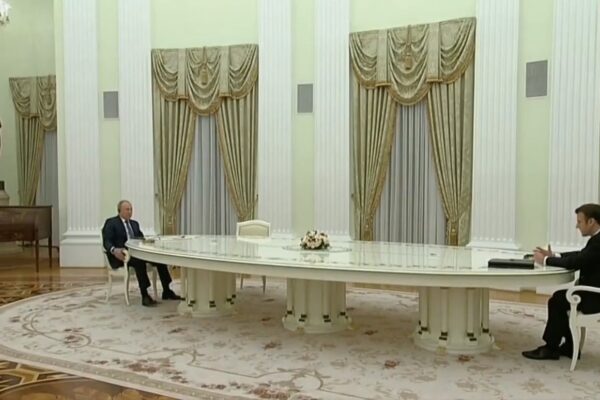 Crisi Ucraina, l’incontro maratona tra Putin e Macron: “Evitiamo questa guerra, non avrebbe vincitori” Crisi Ucraina, l’incontro maratona tra Putin e Macron: “Evitiamo questa guerra, non avrebbe vincitori”