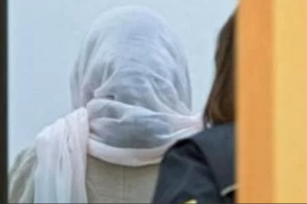 Segregata in casa dal marito e dalla suocera, donna scappa dopo 5 anni: “Mi presti il cellulare?”