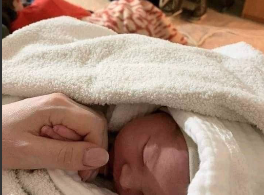 Neonato nasce nel bunker di Kiev durante i bombardamenti: “E’ l’immagine della speranza”