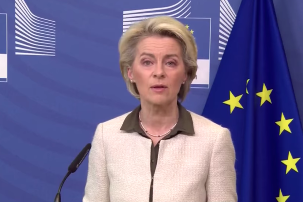 Addio ai voli russi e media oscurati (“basta bugie”), l’Ue isola Putin: “Finanzieremo acquisto armi”