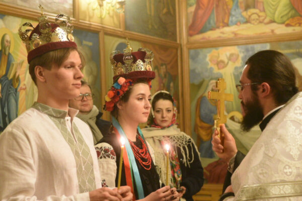 Yaryna Arieva e il fidanzato Sviatoslav Fursin nel giorno del loro matrimonio (Facebook)