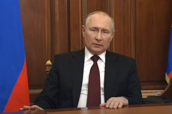 Putin riconosce indipendenza Donbass e annuncia: “Ucraina è nostra storia”. Allarme Usa: “Attacco a giorni o ore” Putin riconosce indipendenza Donbass e annuncia: “Ucraina è nostra storia”. Allarme Usa: “Attacco a giorni o ore”