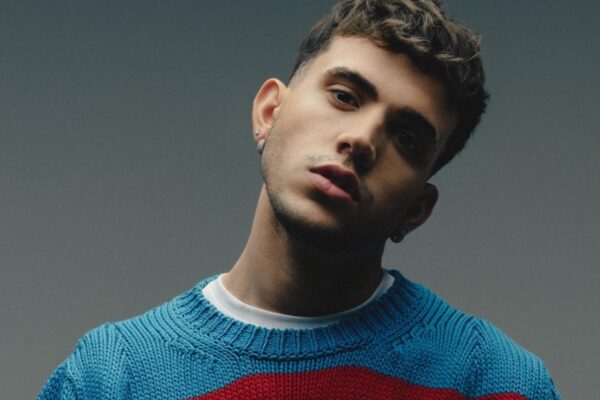 Chi è AKA7even, da ‘Amici’ a Sanremo il rapper celebra l’amore per sé stessi