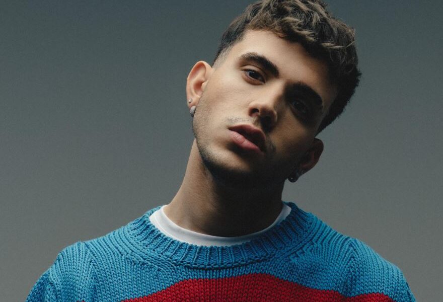 Chi è AKA7even, da ‘Amici’ a Sanremo il rapper celebra l’amore per sé stessi