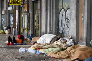 Il senzatetto ha meno diritti del mio cane: storia di un clochard cacciato dalla “sua” casa a Milano