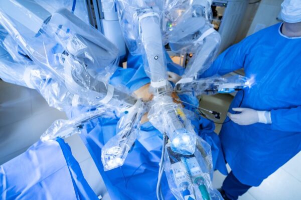 Asportato tumore a una donna con la chirurgia robotica: “Evitati due interventi e decorso meno doloroso”