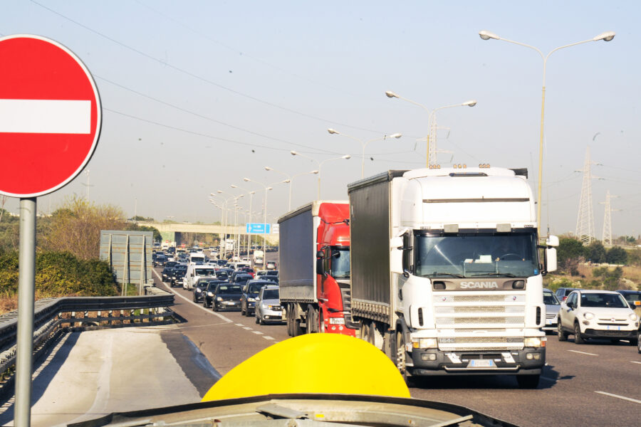 I camionisti ‘minacciano’ di fermare il Paese per il caro benzina: “1200 euro per un pieno, conviene spegnere i motori”