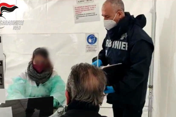 Il sistema del ‘falsi positivi’ per il green pass e tamponi fatti dai sanitari ‘no vax’: l’operazione dei Nas