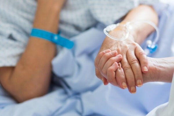 Accompagnare chi soffre nel dolore: le cure palliative sono un diritto