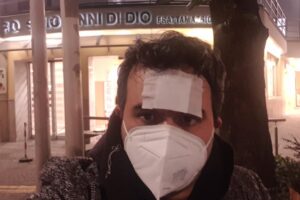 Docente pestato sotto casa, la trappola dopo la nota agli studenti: “Mandanti sono i genitori, ero una maschera di sangue”