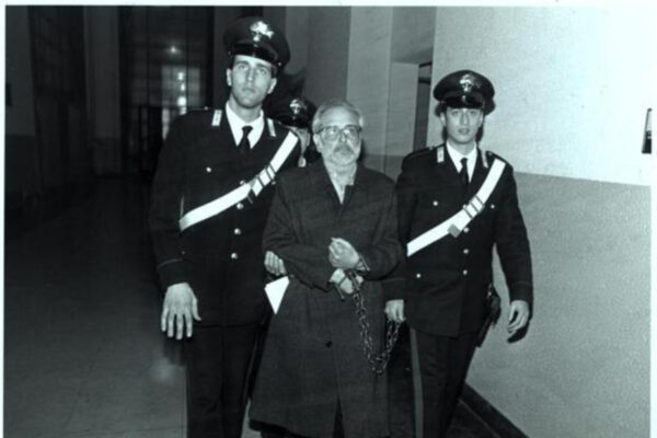 Testimonia Enzo Carra: “Ero innocente ma vollero ammanettarmi come simbolo della politica vinta dal pool di Mani Pulite”