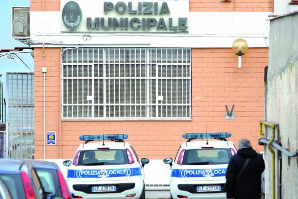 Faceva sparire gli abusi edilizi in cambio di soldi: il modus operandi del vigile finito ai domiciliari