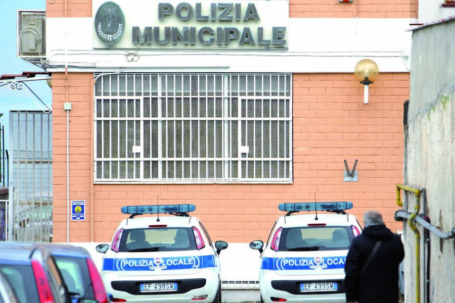 Faceva sparire gli abusi edilizi in cambio di soldi: il modus operandi del vigile finito ai domiciliari