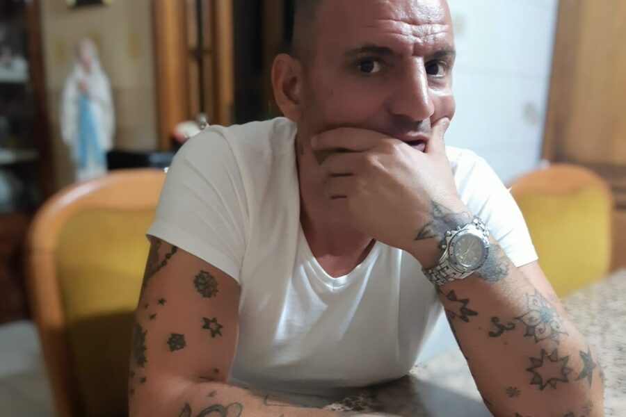 Omicidio Tagliaferri, la fuga tra le auto del rione Salicelle e i proiettili alla schiena: “Erano in quattro in un Suv”