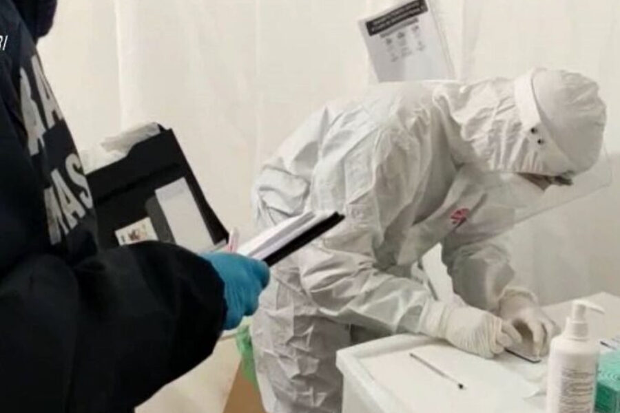 Acqua al posto del vaccino, arrestata infermiera: “Sono la garante dei no vax”