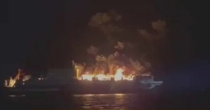 Traghetto in fiamme, incendio sull’Euroferry di linea tra la Grecia e Brindisi: a bordo 288 persone