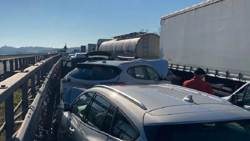 Grave incidente sull’A1, scontro tra mezzi pesanti e pullman: 24 feriti tra cui un bambino