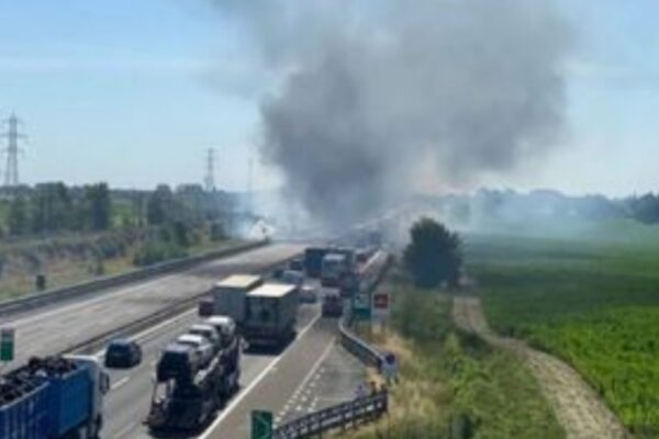 Autocisterna in fiamme sull’A1, autostrada chiusa in entrambe le direzioni: ferito l’autista