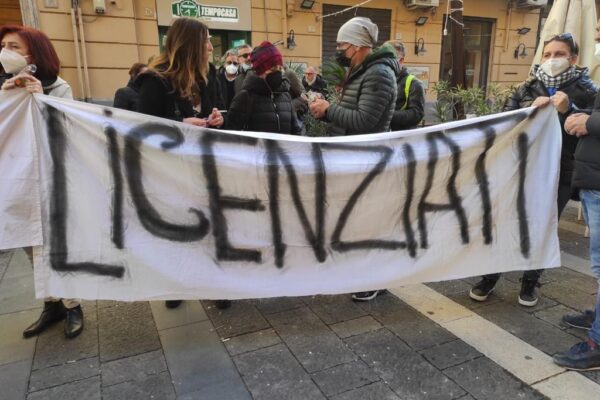 Sanità, la protesta dei lavoratori del gruppo Serapide a rischio licenziamento. Medici (Cisl fp): “Reinternalizzare i servizi”
