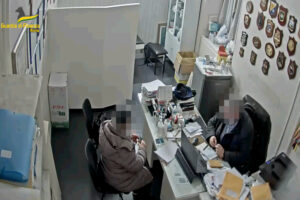 Blitz in ambulatorio, medico e pazienti no vax arrestati: “Acqua al posto del vaccino per 50 euro”