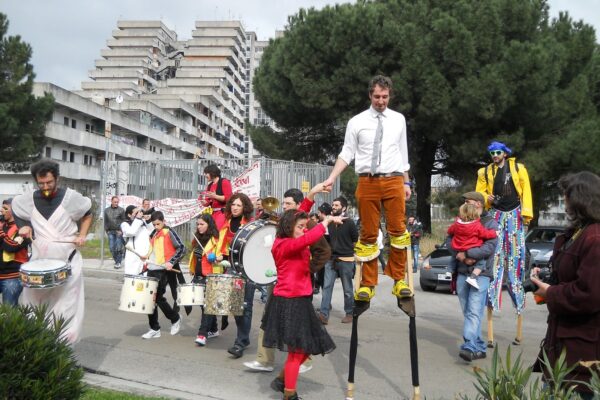 Storia di una Murga: in un libro la storia della Banda Baleno di Scampia, tra pedagogia e arte di strada