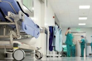 Lecce, arriva in ospedale con la febbre a 40° per il caldo. Manca il ghiaccio, corrono in pescheria ma la donna muore