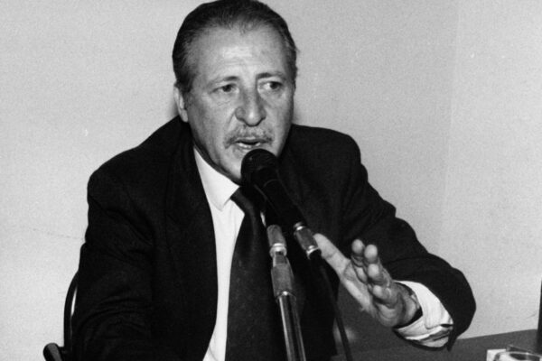 Foto LaPresse Torino/Archivio storico
Storico
1992
Paolo Borsellino
Paolo Emanuele Borsellino (Palermo, 19 gennaio 1940 ? Palermo, 19 luglio 1992) è stato un magistrato italiano. Assassinato da cosa nostra assieme a cinque agenti della sua scorta nella strage di via d’Amelio, è considerato uno dei personaggi più importanti e prestigiosi nella lotta contro la mafia in Italia, insieme al collega ed amico Giovanni Falcone.
nella foto: Paolo Borsellino 
neg 920742

Photo LaPresse Turin/Archives historical
Hystory
1992
Paolo Borsellino
in the photo: Paolo Borsellino
