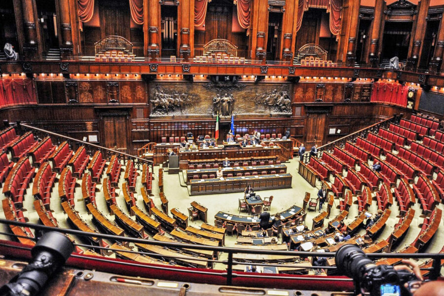 Le dichiarazioni dei redditi dei deputati, dalla Jaguar di Conte ai novemila euro di Soumahoro