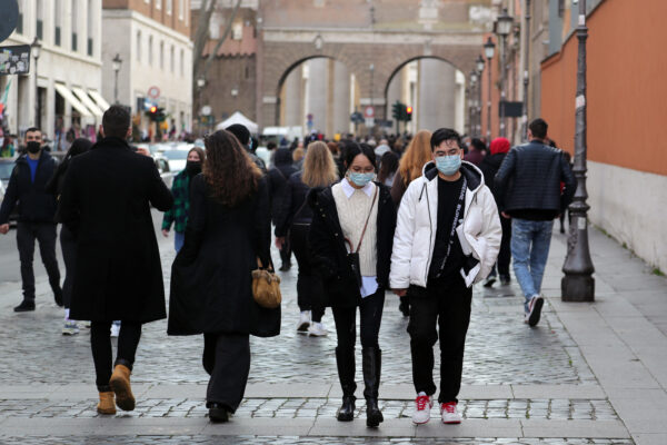 Addio DAD col vaccino, Green pass illimitato con terza dose e niente restrizioni in zona rossa per chi è immunizzato: Draghi ‘riapre’ l’Italia Addio DAD col vaccino, Green pass illimitato con terza dose e niente restrizioni in zona rossa per chi è immunizzato: Draghi ‘riapre’ l’Italia