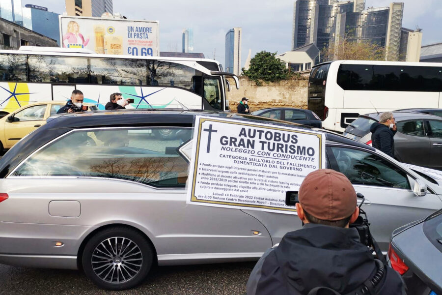 Autobus turistici, più di mille aziende a rischio crac