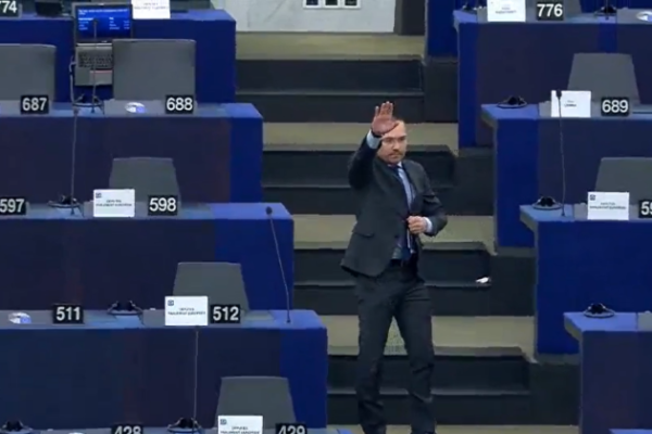 Saluto fascista in Europarlamento, il gesto del deputato bulgaro Dzhambazki: “Calunnia, io frainteso”