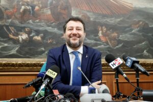 La Lega spacca (di nuovo) la maggioranza Draghi: Salvini vota con Meloni sullo stop del Green pass