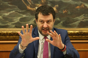 Salvini ‘punta’ Draghi, la Lega chiede l’abolizione del Green pass a marzo: forcing alla vigilia dell’obbligo a lavoro