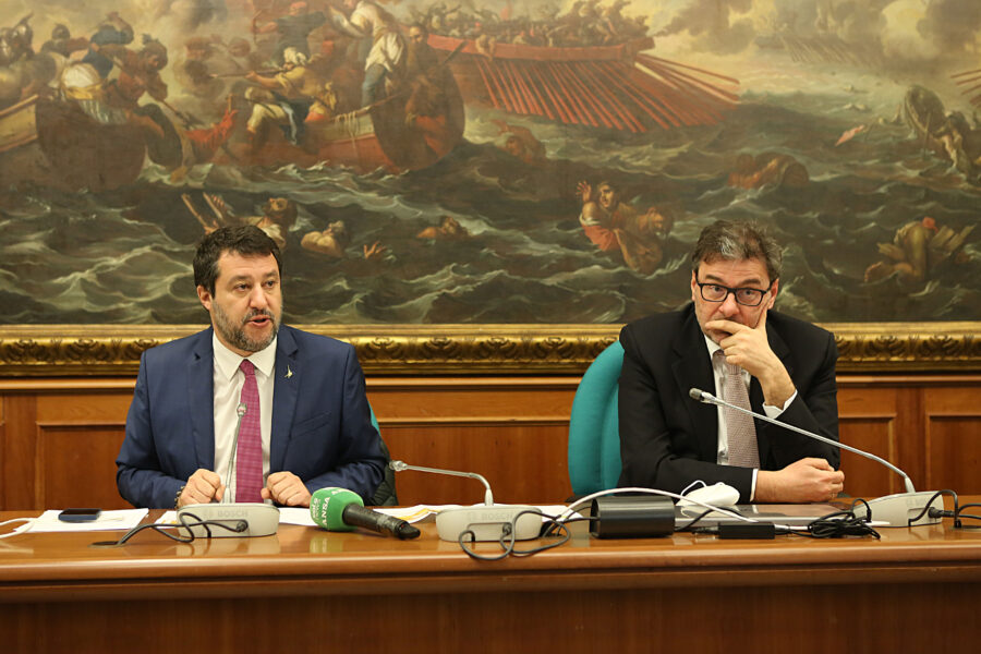 Superbonus, la “grande truffa” che spacca la Lega: Salvini e e Bagnai sconfessano il ‘draghiano’ Giorgetti