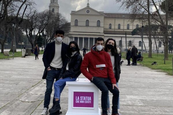 Statua, sostantivo femminile (ma inesistente): una installazione di protesta a Roma
