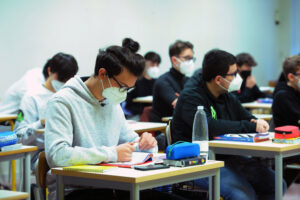 Dad a scuola, le regole della quarantena: lezioni sempre in presenza per i vaccinati, materna a casa con 5 contagi Dad a scuola, le regole della quarantena: lezioni sempre in presenza per i vaccinati, materna a casa con 5 contagi