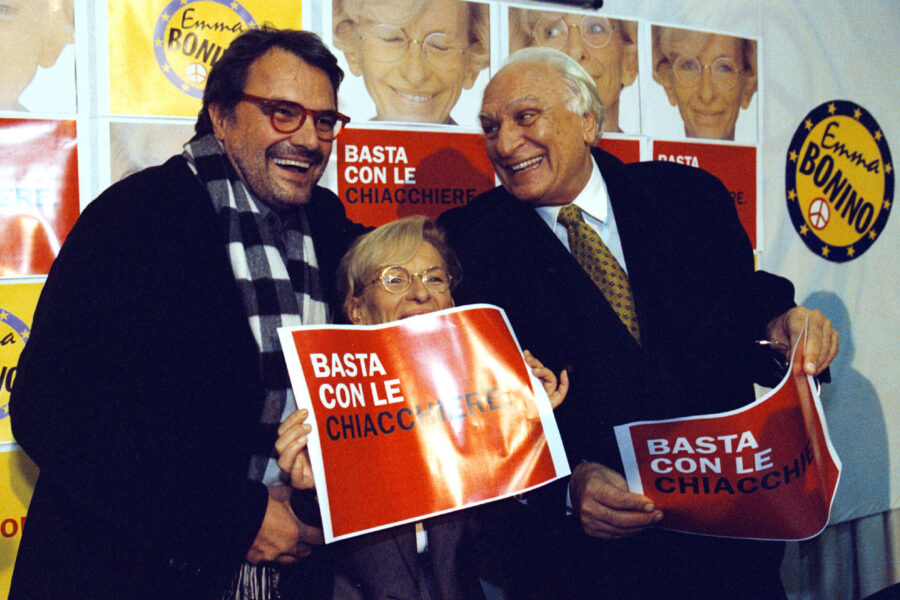 ROMA 28.03.2000    INTERNI   POLITICO
PARTITO RADICALE – PRESENTATO LO SPOT ELETTORALE REALIZZATO DA TOSCANI
NELLA FOTO  EMMA BONINO,  OLIVIERO TOSCANI E MARCO PANNELLA
© MARCO MERLINI / LA PRESSE