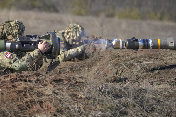Gli ultrà guerrafondai sono cinici: vedono la guerra come un reality da sofà