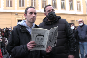 Zerocalcare racconta la tragedia di Ugo Russo, folla ai Quartieri Spagnoli: “Non se l’è cercata” Zerocalcare racconta la tragedia di Ugo Russo, folla ai Quartieri Spagnoli: “Non se l’è cercata”