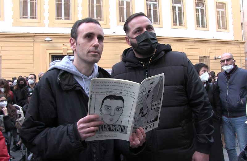 Zerocalcare racconta la tragedia di Ugo Russo, folla ai Quartieri Spagnoli: “Non se l’è cercata”