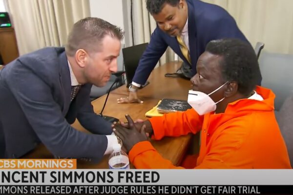 Libero dopo 44 anni di carcere per l’accusa di stupro: il caso di Vincent Simmons, vittima di un processo “non equo” Libero dopo 44 anni di carcere per l’accusa di stupro: il caso di Vincent Simmons, vittima di un processo “non equo”