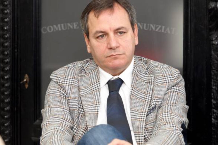 Blitz in Comune, il sindaco Ascione contro lo show dei pm: “Dipendente nipote di un killer? Esempio di riscatto”