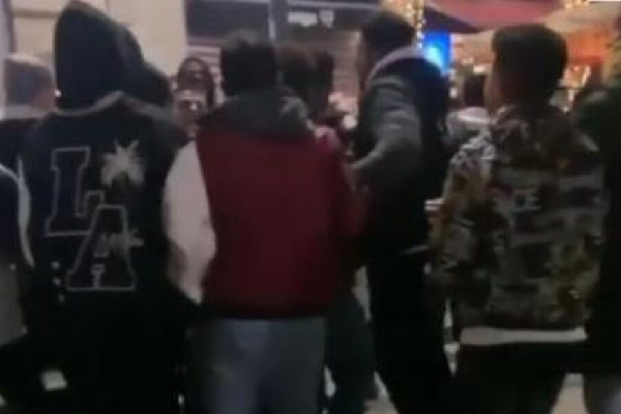 Molestie in Piazza Duomo, arrestati due minori per violenza sessuale di gruppo e rapina