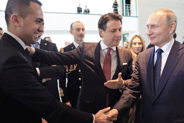 Foto Filippo Attili/Palazzo Chigi/LaPresse 19 gennaio 2020 Berlino, Germania Politica Il Presidente del Consiglio Giuseppe Conte alla Conferenza sulla Libia a BerlinoNella Foto Giuseppe Conte , Luigi Di Maio stringe la mano al Presidente Russo Vladimir PutinDISTRIBUTION FREE OF CHARGE – NOT FOR SALE – Obbligatorio citare la fonte LaPresse/Palazzo Chigi/Filippo Attili