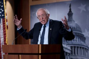 Sanders giustifica Putin ma dovrebbe ripetere la storia: l’invasione dell’Ucraina arriva 18 anni dopo l’allargamento della Nato