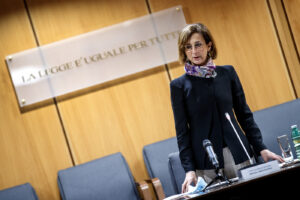 Ti sbattono in carcere da innocente e non ti risarciscono perché la colpa è tua: non hai parlato durante l’interrogatorio