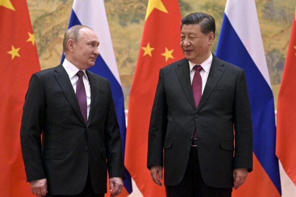 Show di Putin a Mosca, ma la Cina lo scarica: “La guerra non ci interessa”
