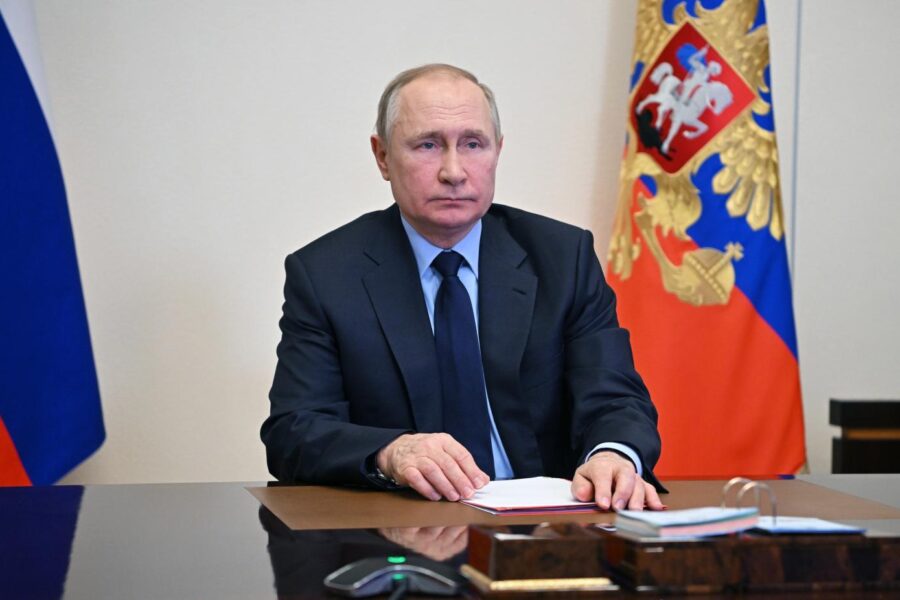 “Putin è malato, ha un cancro alla tiroide”, l’indiscrezione sullo Zar e le 35 visite specialistiche a Sochi