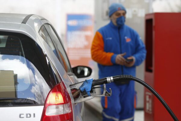 Tagli di 15 centesimi su benzina e diesel: il decreto del governo contro il caro prezzi